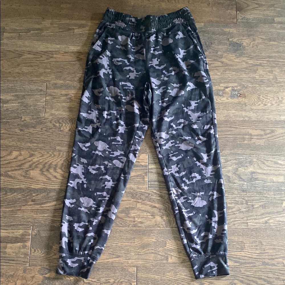 🖤3/$10 Fabletics Black and Gray Camo Jogger Sweatpants